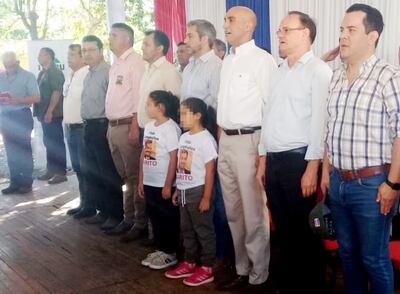 Utilizaron a dos menores para que feliciten al presidente Mario Abdo (c). Fue ayer en un acto oficial en el Dpto. de San Pedro.