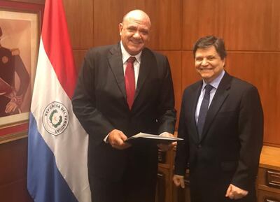José Ignacio González Macchi (izq.), junto con el ministro del Interior, Euclides Acevedo, durante el acto de su nombramiento.