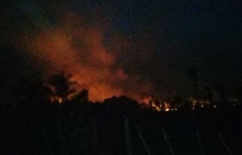 Humedales del Lago Ypoá arden en llamas.