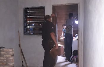 La mujer fue encontrada en el baño de su casa.