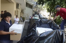 funcionarios-cargan-los-materiales-en-la-carroceria-de-una-camioneta-que-luego-recubren-con-una-cobertura-plastica--214726000000-1399026.jpg