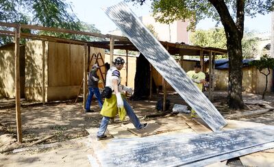 Una familia se disponía a mudarse ayer de la Plaza frente al Congreso Nacional. Cuadrillas municipales desmantelan los refugios y disponen de camiones de mudanza para llevar los materiales y las pertenencias.