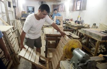 el-taller-de-carpinteria-vendio-200-juegos-de-mesas-y-sillas-el-dia-de-reyes-de-sus-32-trabajadores-solo-uno-es-carpintero-de-profesion-los-demas-230910000000-1419007.jpg