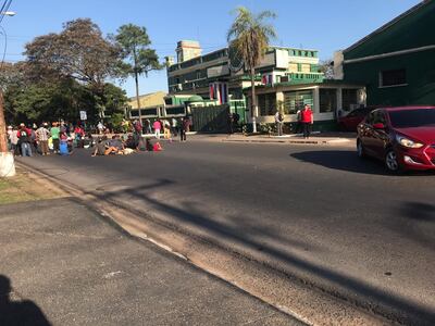 Indígenas cierran nuevamente Avenida Artigas.