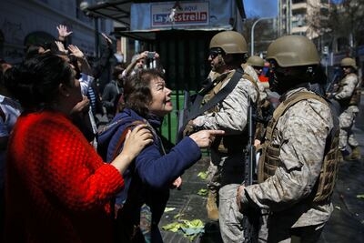 Manifestantes chilenos se enfrentan a las fuerzas del orden, en Valparaiso. El descontento social crece en Chile.