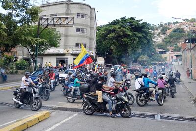 Varios “colectivos” (grupos formados y armados por el chavismo) se desplazan en motos, y disparan al pasar ante marchas opositoras.