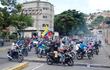 Varios “colectivos” (grupos formados y armados por el chavismo) se desplazan en motos, y disparan al pasar ante marchas opositoras.