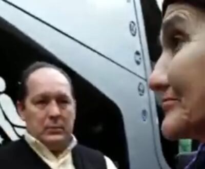 La mujer al momento de discutir con el guarda.