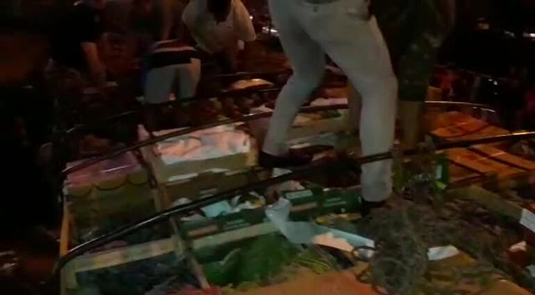 Paseros insistieron para revisar camiones que acusaron contenían productos de contrabando.