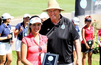 la-golfista-paraguaya-anahi-belen-servin-pacua-con-el-premio-adjudicado-tras-su-triunfo-individual-ayer-en-el-de-conferencia-universitaria-de-golf-230207000000-1705093.jpg