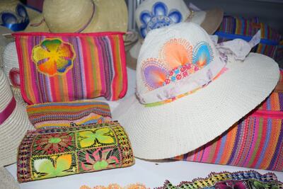 Artesanas de Itauguá exponen en la noche bellos artículos de Ñandutí, como carteras, sombreros, billeteras, aros, llaveros, termos, manteles, banderas, prendas de vestir, calzados y otros.