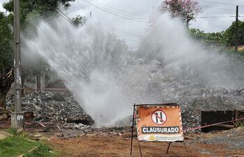 gran-cantidad-de-agua-potable-se-perdio-ayer-en-pozo-favorito-y-santo-domingo-del-barrio-san-vicente-de-asuncion-la-essap-se-dio-por-enterada-luego-202653000000-529986.jpg