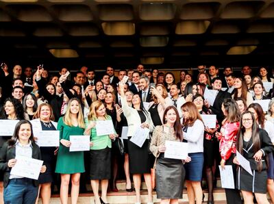 El presidente Mario Abdo Benítez entregó ayer en el BCP los certificados a 145 personas beneficiadas con el programa Becal.