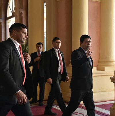 El vicepresidente Hugo Velázquez gesticula un "no" cuando se le consultó si iba a renunciar o no.