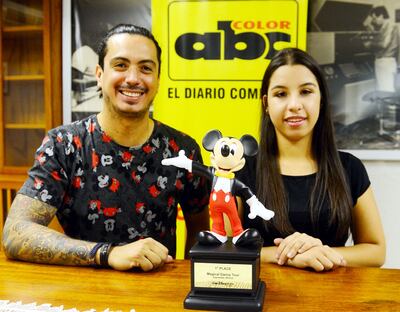 Daniel Morales junto con la bailarina Ángeles López, de 16 años, que trajo un trofeo del concurso en Walt Disney World, de Orlando.