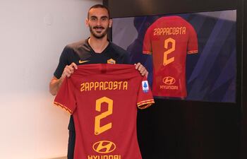 Zappacosta posando para la fotografía oficial con la camiseta de La Loba.