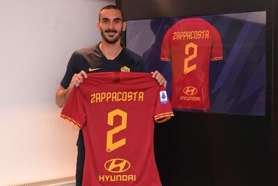 Zappacosta posando para la fotografía oficial con la camiseta de La Loba.