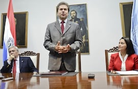 hugo-saguier-caballero-luis-castiglioni-y-regina-castillo-de-nn-uu-ayer-en-cancilleria--233521000000-1750248.jpg