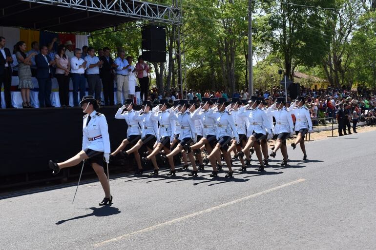 Del desfile oficial participaron autoridades oficiales y varios sectores de la comunidad.