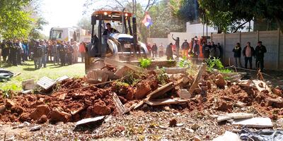 La retroexcavadora de la Comuna luqueña procede a derribar la muralla del exclusivo club privado Rakiura, ubicado en Loma Merlo.