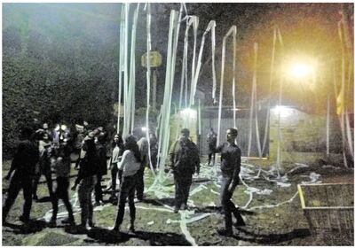 Los jóvenes “empapelaron” la entrada a la casa particular del presidente de la República, Mario Abdo Benítez, para expresar su  descontento por el acuerdo con Brasil.