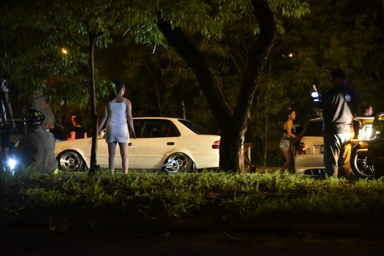 Supuestas carreras clandestinas sobre la autopista, en Luque.