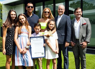 Jennifer López, la “Diva del Bronx” con sus cuatro hijos, y  su prometido y exjugador de béisbol, Alex Rodríguez, junto al alcalde de Miami Beach, Dan Gelber (2d), y el comisionado, Michael Góngora.