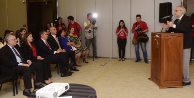 Jorge Méndez, del  Fondo Cristiano Canadiense para la Niñez (CCFC), explica el contexto de la campaña. En primera fila, la ministra de la Niñez, Teresa Martínez, y el ministro de Salud, Julio Mazzoleni, entre otros.