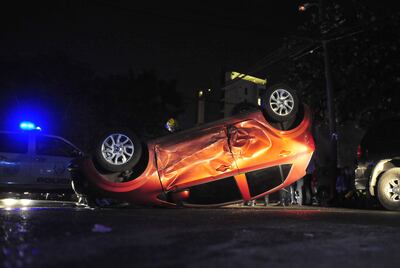 Un vehículo volcó esta tarde, en las calles Simón Bolívar y Yegros.
