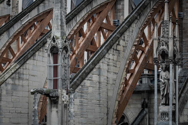 Soportes introducidos en los arcos de la catedral de Notre Dame.