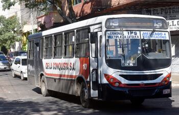En este momento, las diferentes empresas disminuyeron la frecuencia de buses en las calles.