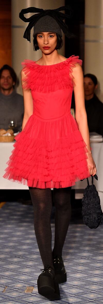 Tules superpuestos en rojo by Molly Goddard.