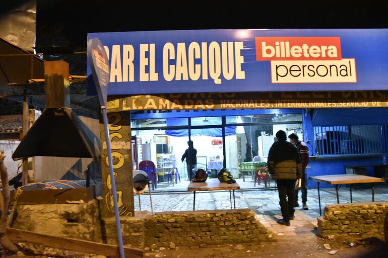 Fachada del sitio que fue robado cerca de la medianoche de ayer.