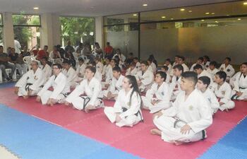 los-instructores-dando-charlas-a-los-taekwondistas-que-asistieron-al-master-class--211748000000-1789935.jpg