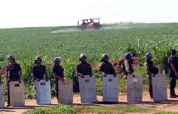 efectivos-policiales-custodian-cultivos-de-soja-para-evitar-que-los-campesinos-interrumpan-la-fumigacion-especialmente-en-san-pedro--231558000000-640551.jpg