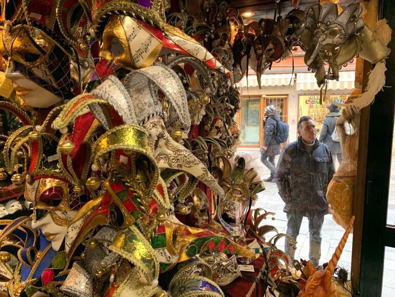 Enigmáticos seres enmascarados recorren desde este sábado el centro histórico de Venecia.