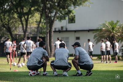 Ramón Díaz conversa con su Cuerpo Técnico durante la movilización repollera.