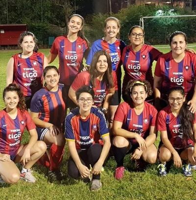 Integrantes del equipo femenino de Cerro Porteño que goleó 3-0 a su similar de Olimpia, en el encuentro deportivo tradicional de cada fin de año.
