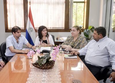 La ministra de Turismo, Sonia Montiel (segunda de la izq.), habló con representantes de varios gremios.