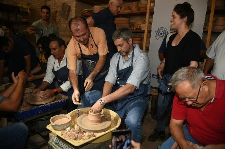 El presidente Mario Abdo, moldeando arcilla en Areguá