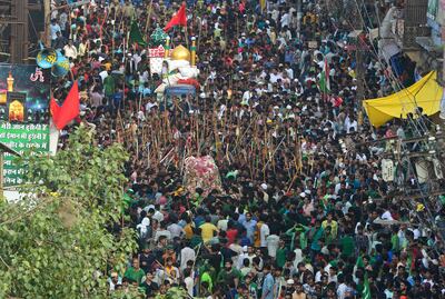 Musulmanes chiítas retiran un ataúd simbólico durante una procesión en el décimo día del Ashura en Allahabad.