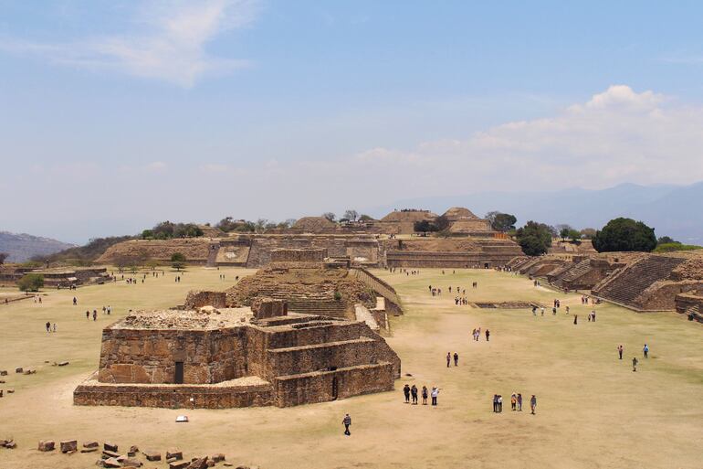 El Monte Alban fue en el pasado la capital de los zapotecas, hoy las ruinas son un destino turístico muy popular.