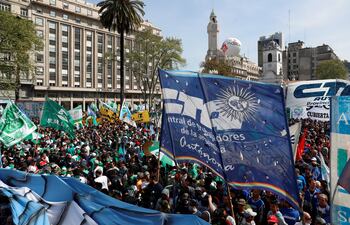 Tras treinta años de ruptura, los miembros de la CTA, formada por disidentes de la CGT por diferencias políticas durante el primer gobierno del expresidente Carlos Menem (1989-1999), decidieron volver a formar parte de la Confederación. (Imagen de archivo EFE).