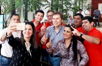 Mario Vega (2° de la izq., atrás) aparece junto a Nilda Venialgo y Mirna Alaye.