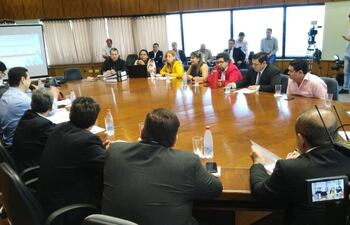 reunion-de-la-comision-especial-que-estudia-el-pedido-de-intervencion-a-la-municipalidad-de-ciudad-del-este-95357000000-1774207.jpeg