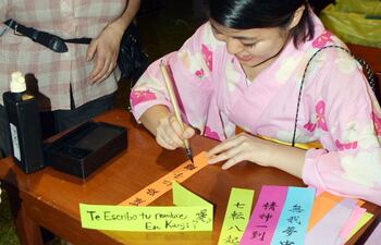 una-joven-realizo-la-inscripcion-de-nombres-japoneses-en-idioma-y-grafia-durante-la-fiesta--193204000000-1809663.jpg