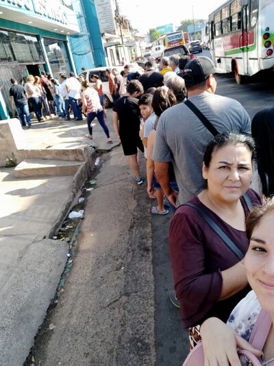 Ayer se registró largas filas frente a las farmacias para adquirir alcohol rectificado común, ya que el alcohol en gel escasea.