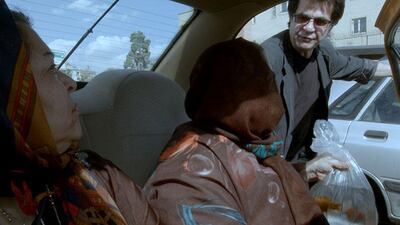 Jafar Panahi abre la puerta a sus pasajeras en "Taxi".