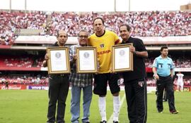 rogerio-ceni-posa-con-sus-tres-certificados-de-guinnes--224955000000-1073503.jpg
