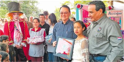 El embajador de Taiwán Diego L. Chou (c), junto al gobernador de Central, Hugo Javier González durante los festejos con los niños.